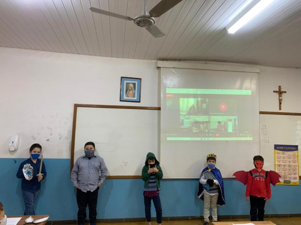 Roda de leitura compartilhada com caracteriza&ccedil;&atilde;o