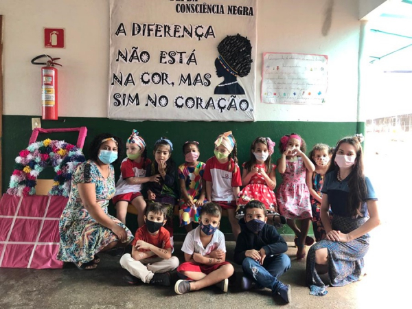 Comemoração do dia da Consciência negra com desfile.