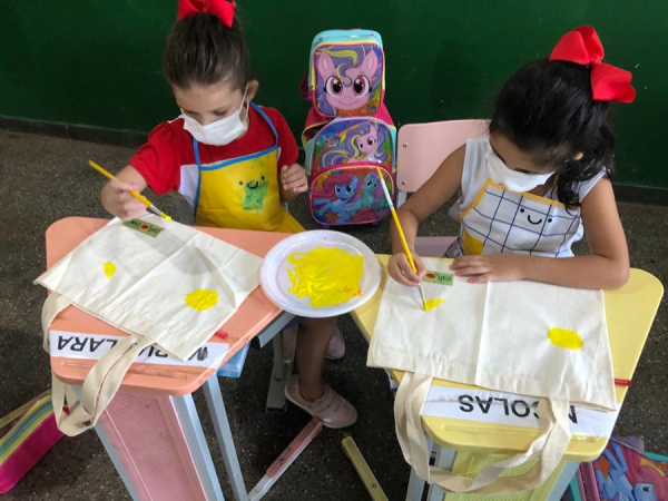 Decorando as sacolas de Girovai, Girovem.