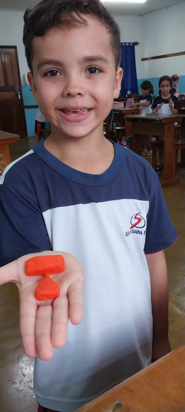 Trabalhando as Formas Geométricas com massinha.