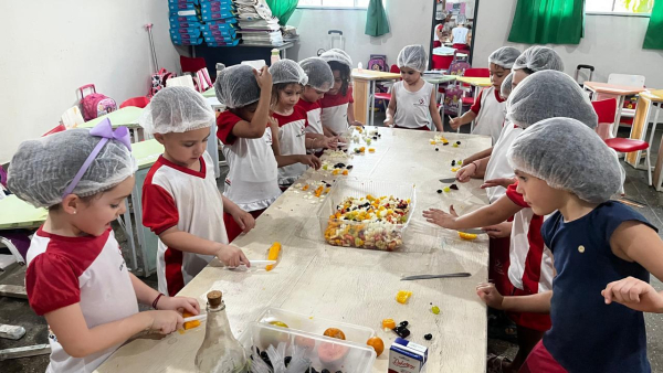 Produ&ccedil;&atilde;o de saladas de frutas 🍇 🍓🍉🍋🍍🍎