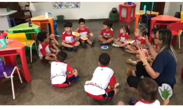 Roda de conversa sobre a pergunta “Como podemos utilizar as nossas mãos para fazer o bem?”.