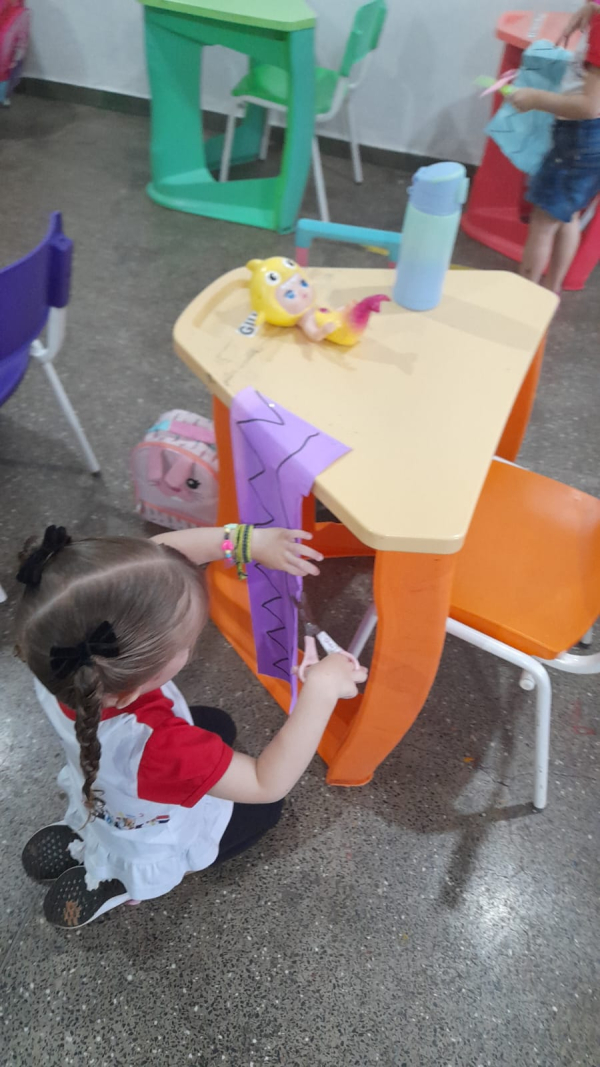 Aprendendo a usar a tesoura- Maternal 3.